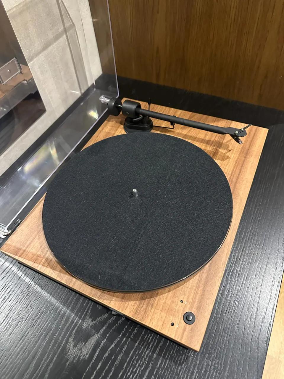 Проигрыватель виниловый Pro-Ject T1