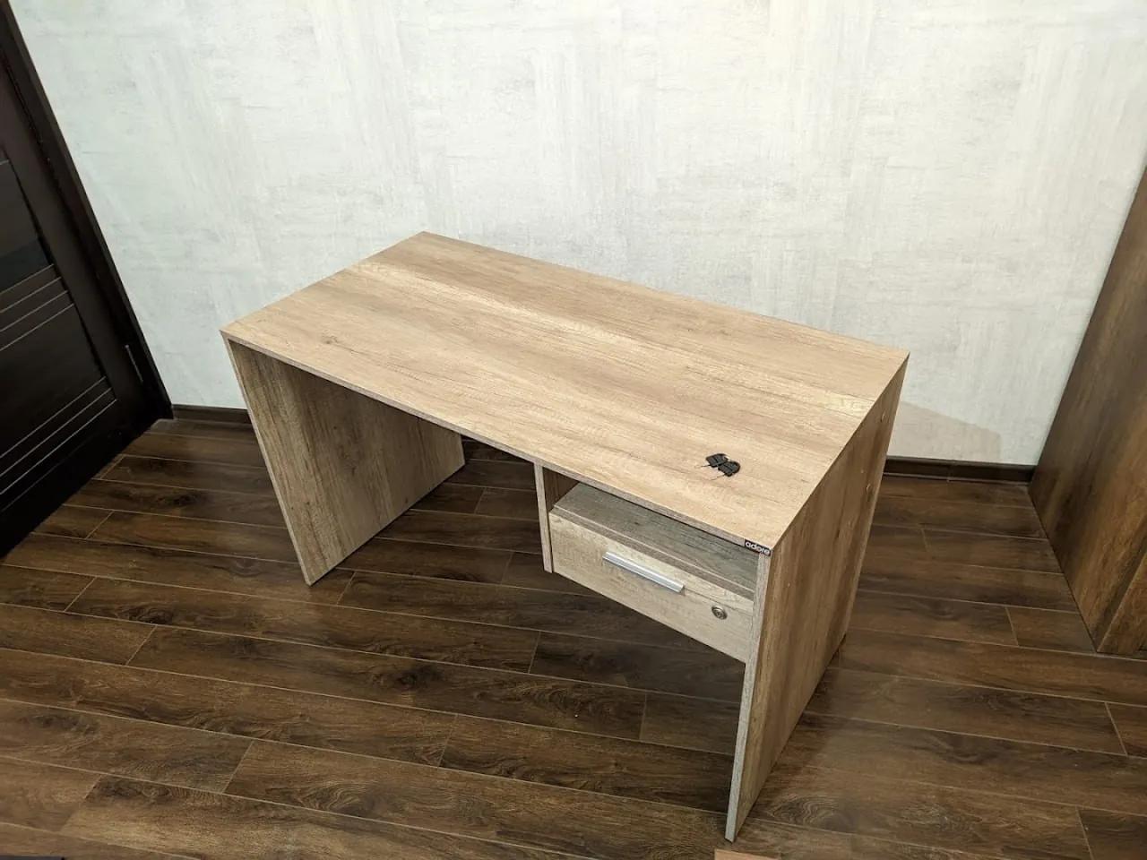 Стол Adore и микроволновка Kumtel