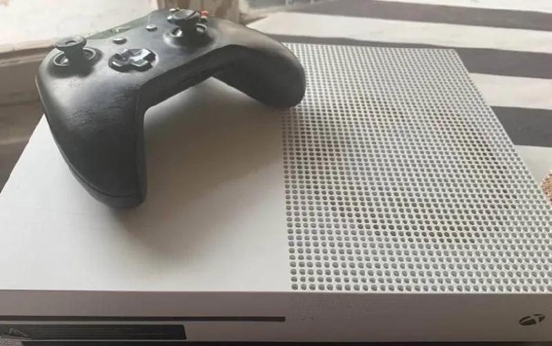 Xbox One S 500 ГБ с игрой и джойстиком