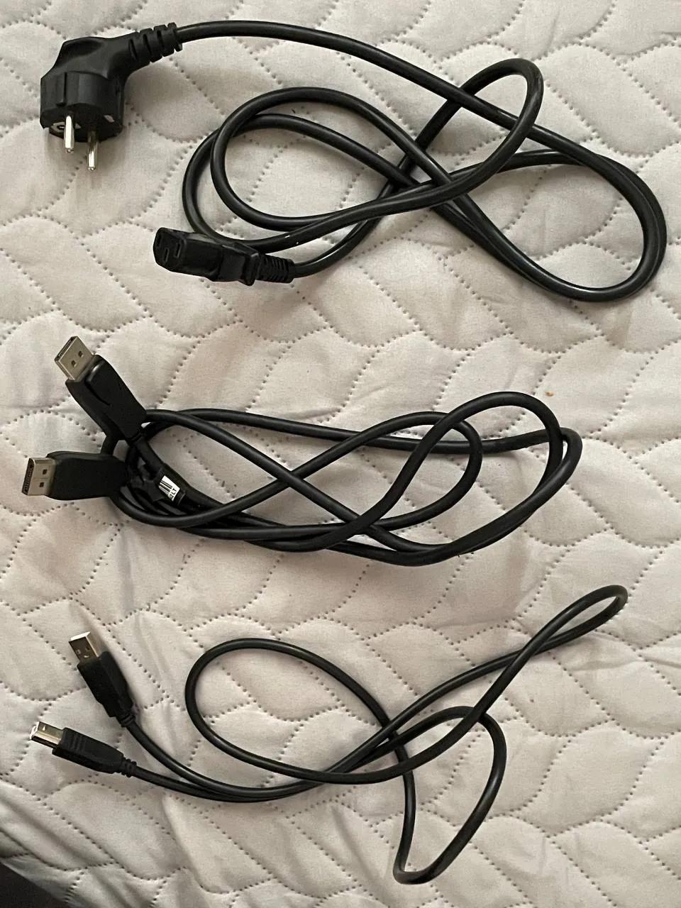 Набор кабелей: питания, DisplayPort, USB