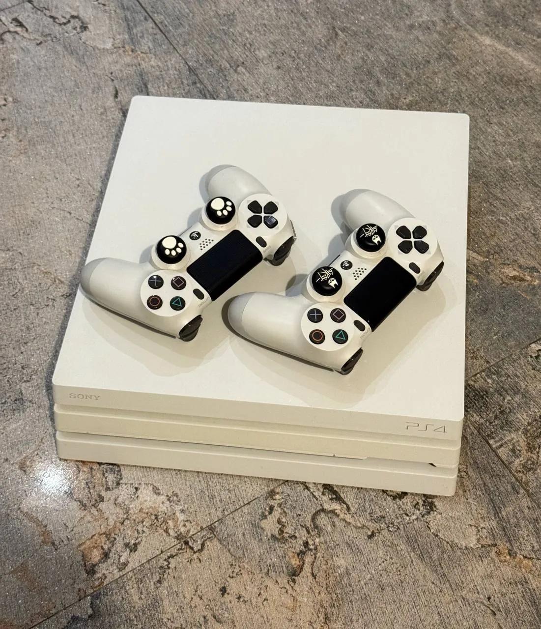 PlayStation 4 Pro 1TB с геймпадами