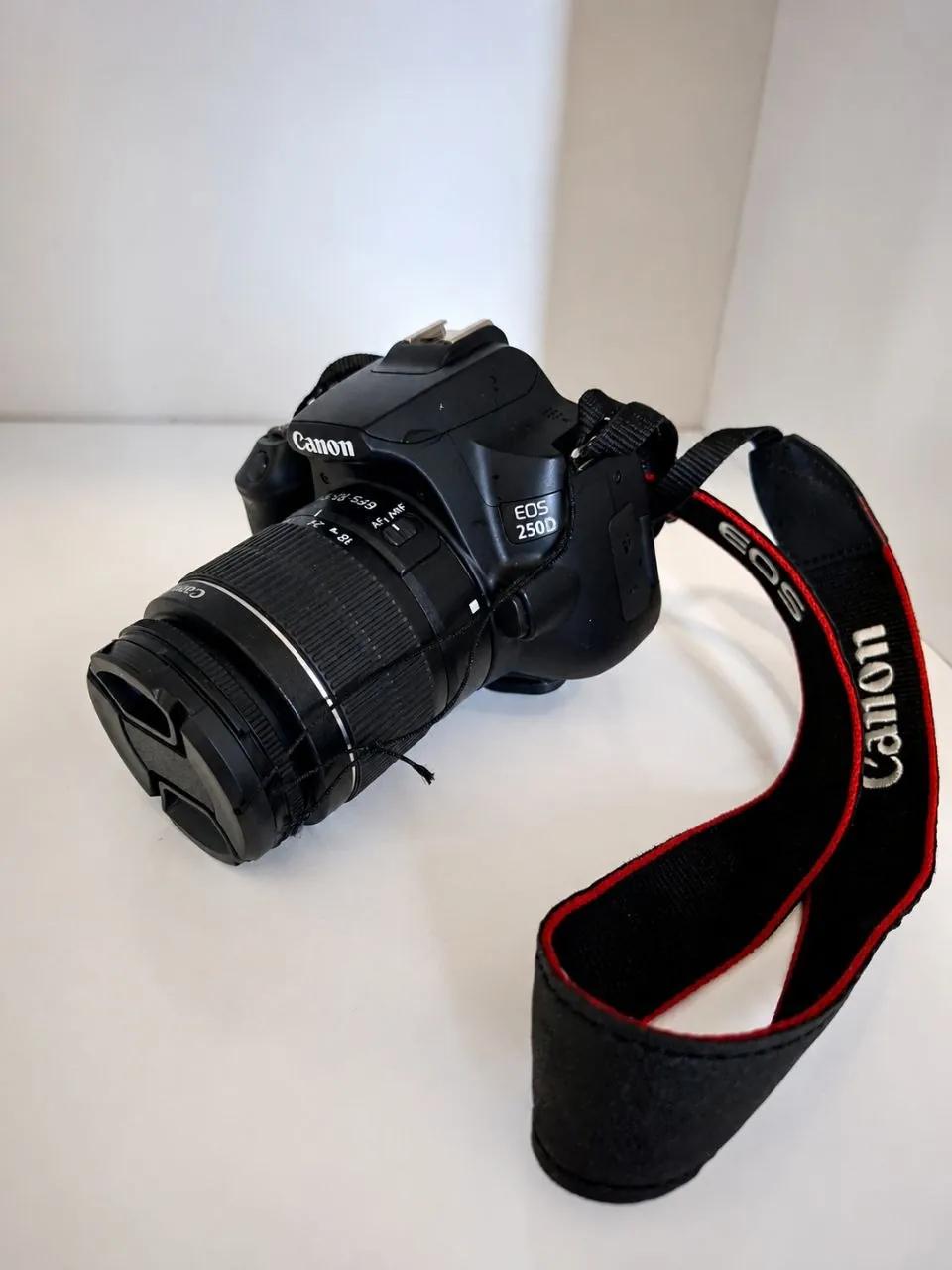 Разные вещи: камера Canon EOS 250D, подсвечники и др.