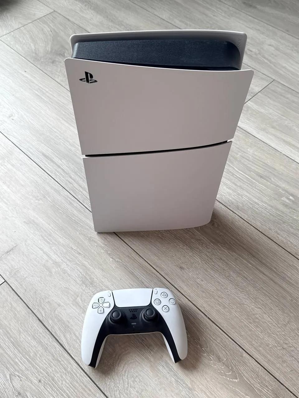 Игровая консоль PlayStation 5 с контроллером