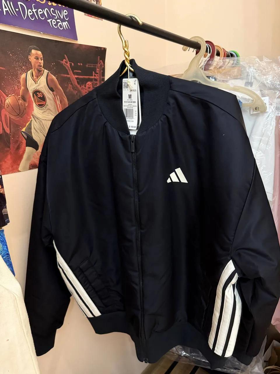 Adidas бомбер, шорты Levi's, майки Tommy