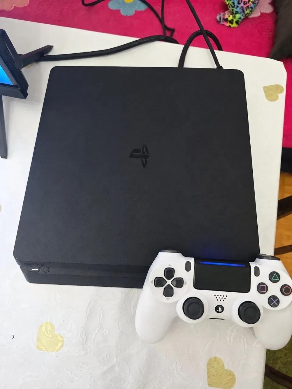 PlayStation 4 Slim с джойстиком
