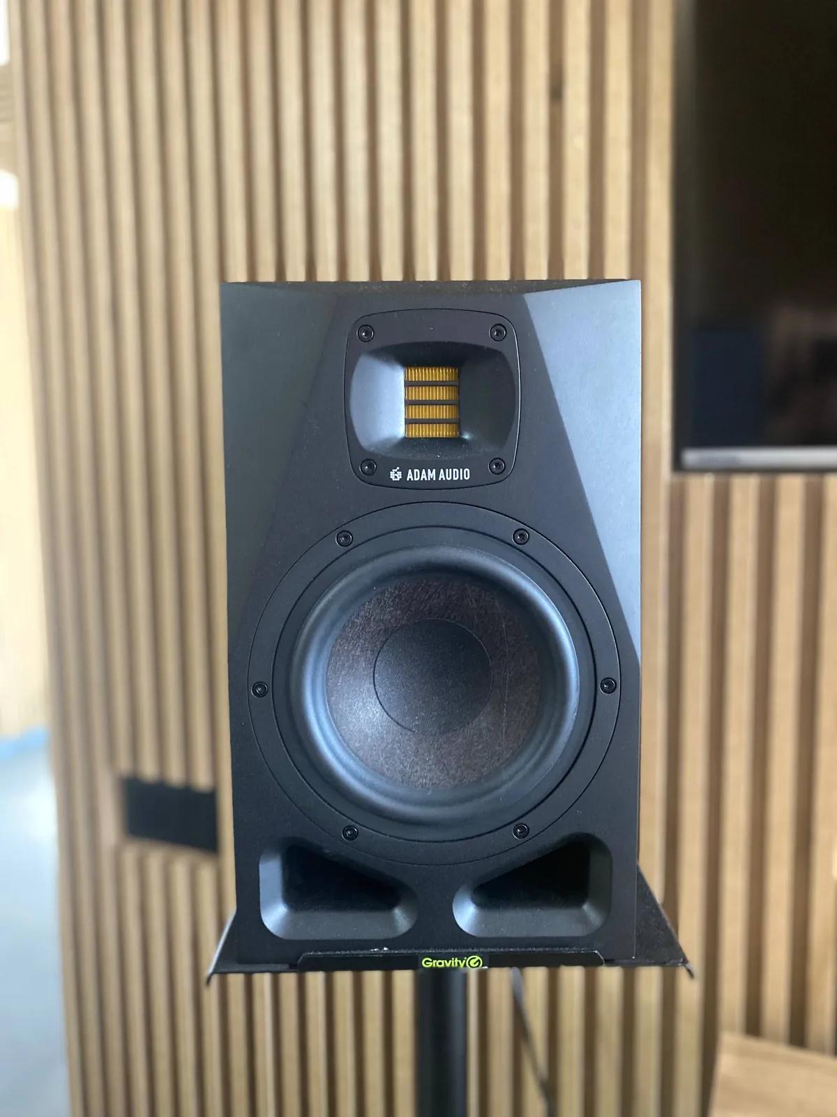Студийные мониторы ADAM AUDIO A7V со стойками