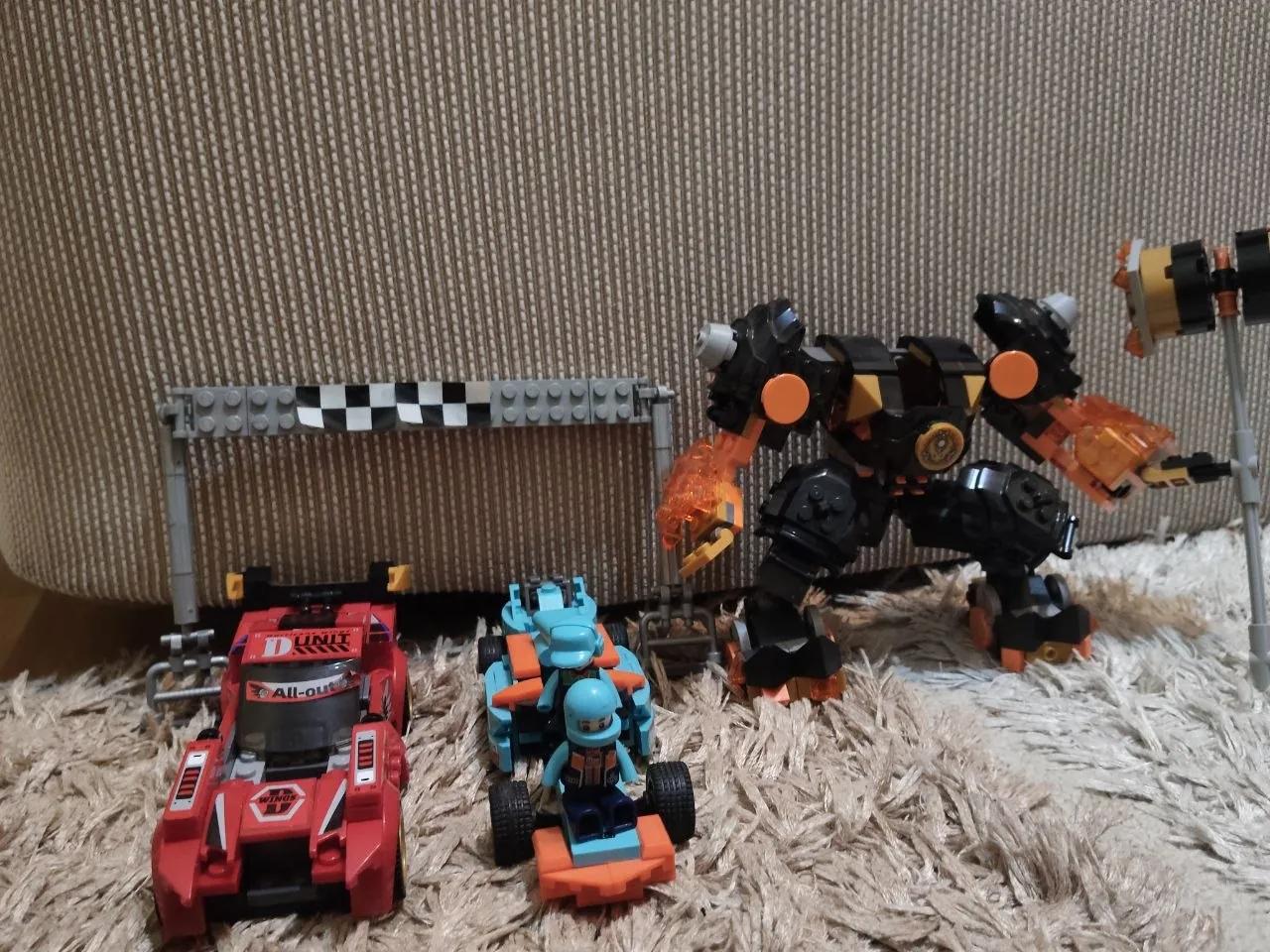 Наборы Lego — 2 машинки и робот