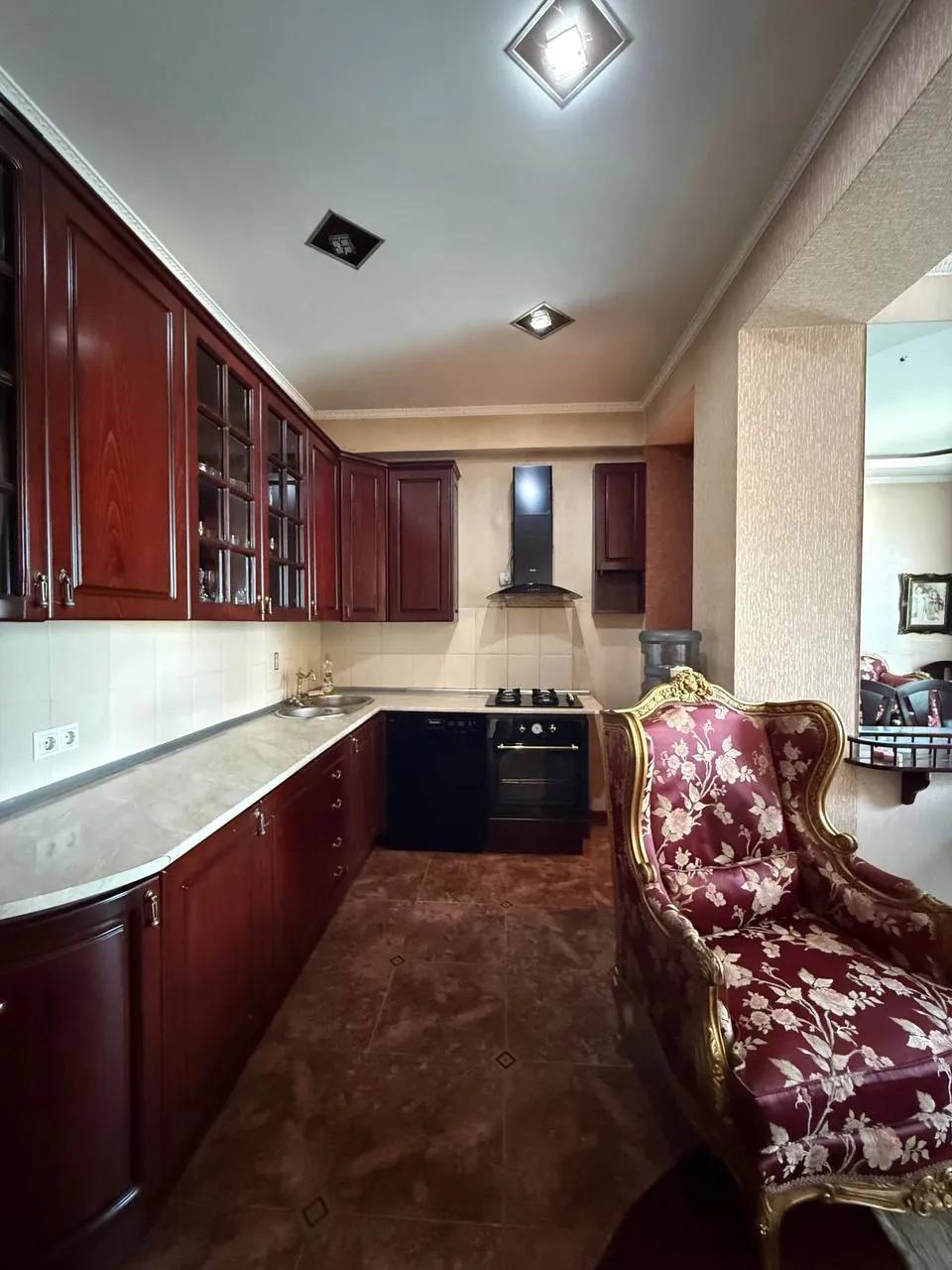 Квартира 180 м² с 2 спальнями в Сабуртало