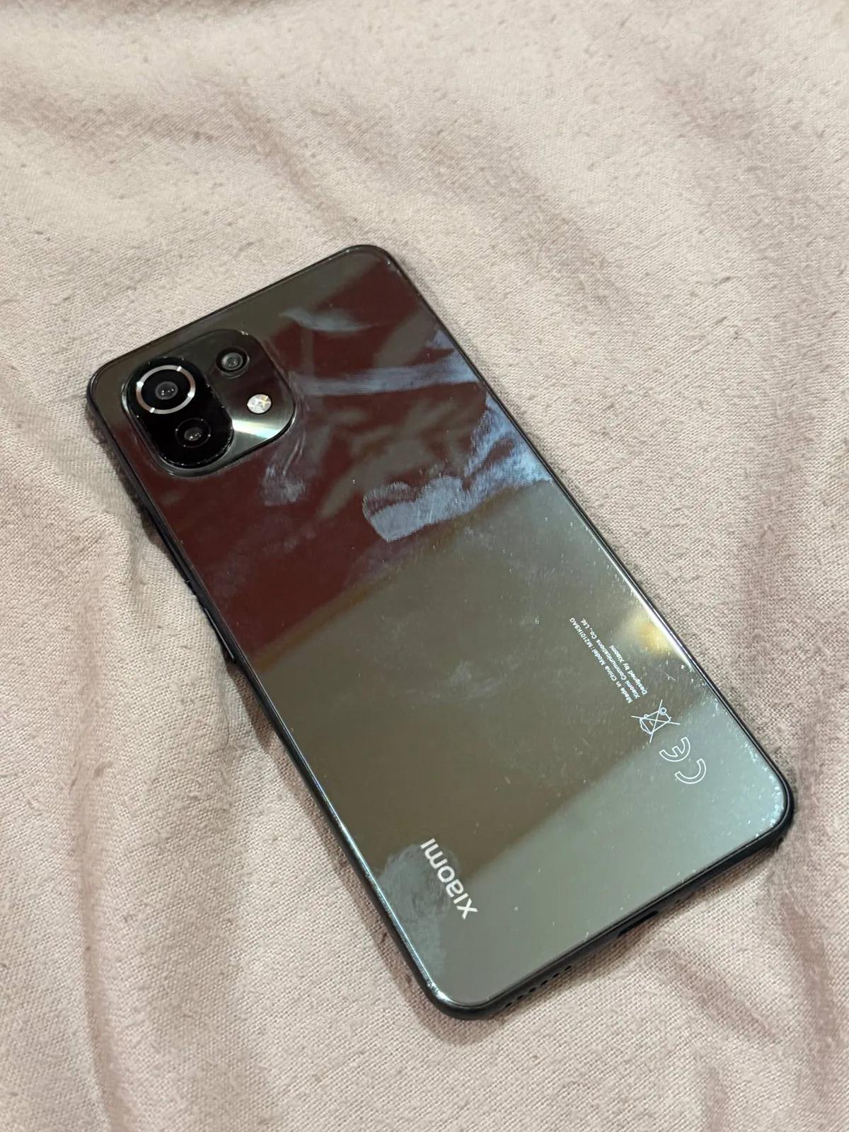 Смартфон Xiaomi Mi 11 Lite с чехлом