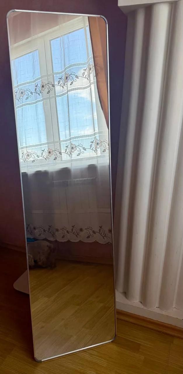 Зеркало в алюминиевой оправе серебристого цвета