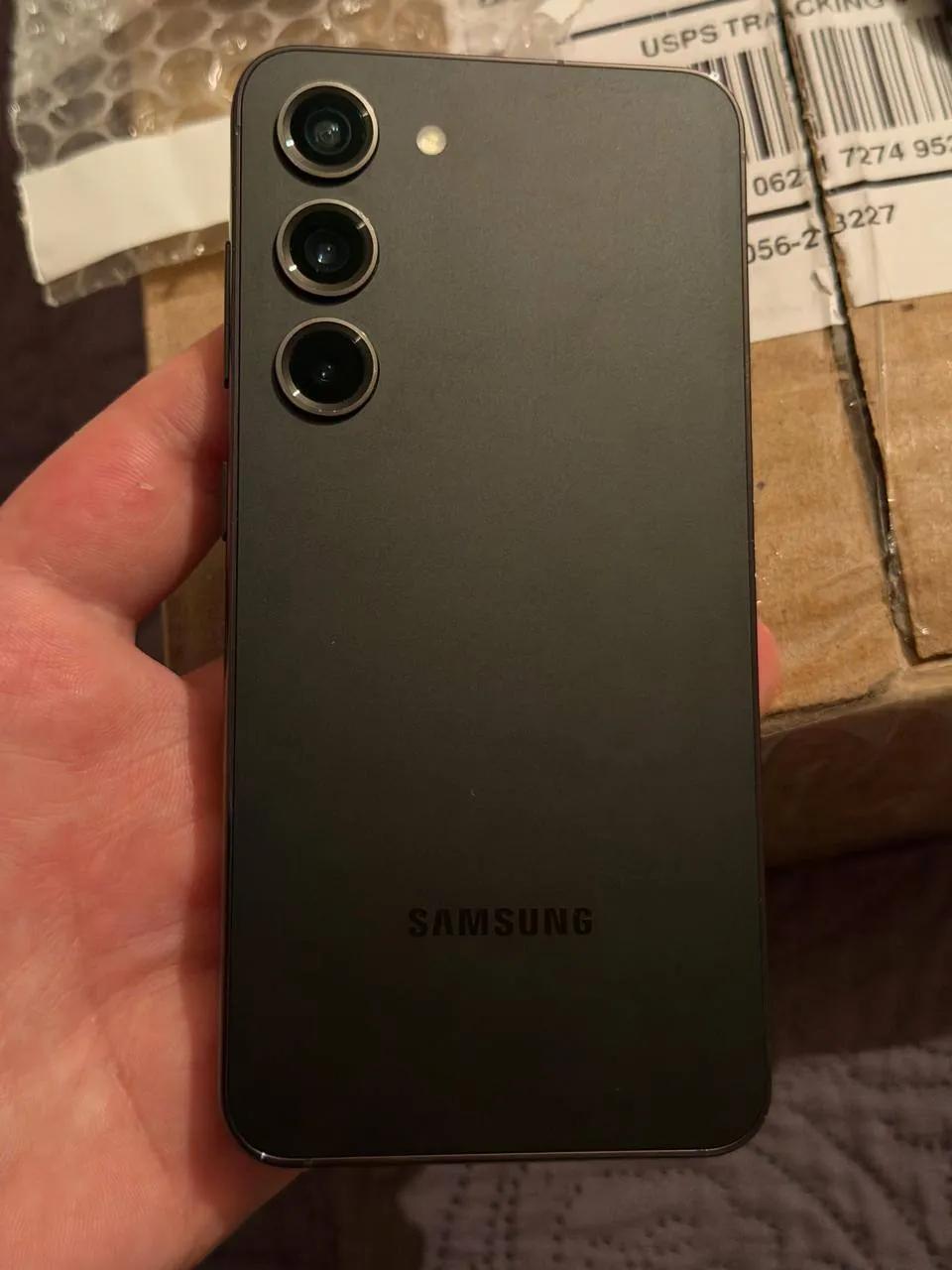 Samsung Galaxy S23 с царапинами на корпусе