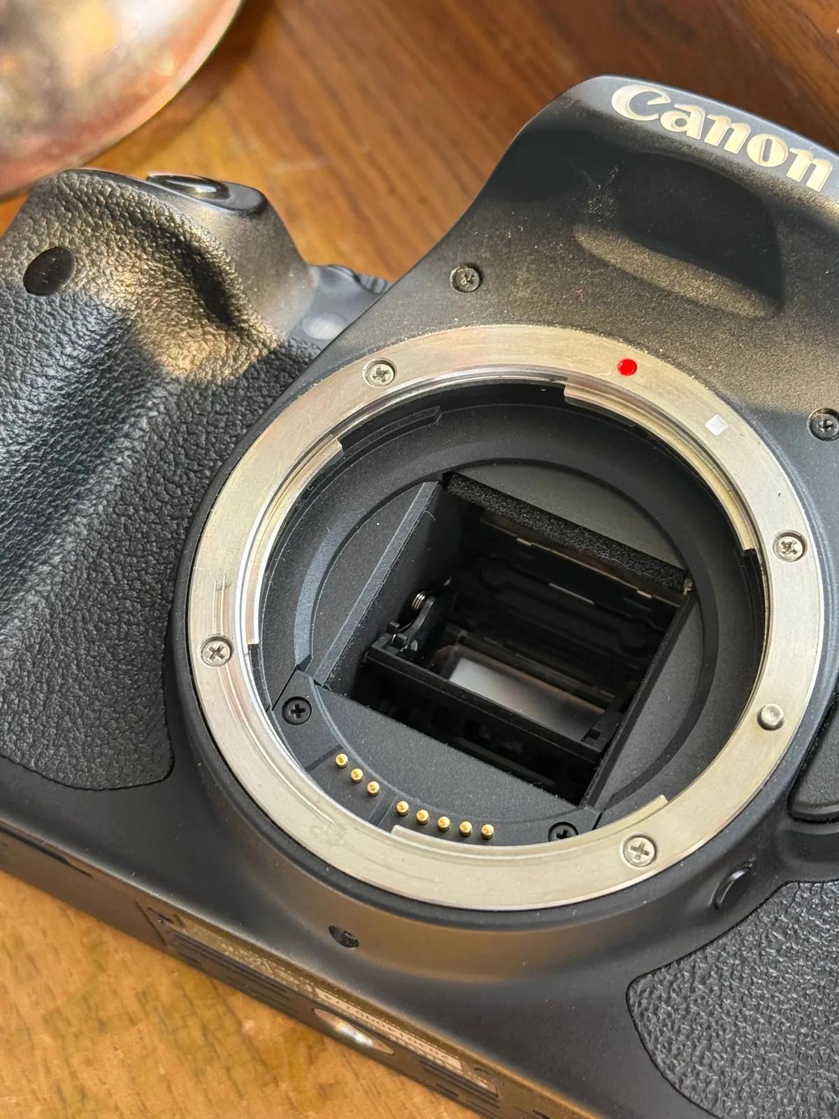 Зеркальный фотоаппарат Canon 650D с объективом