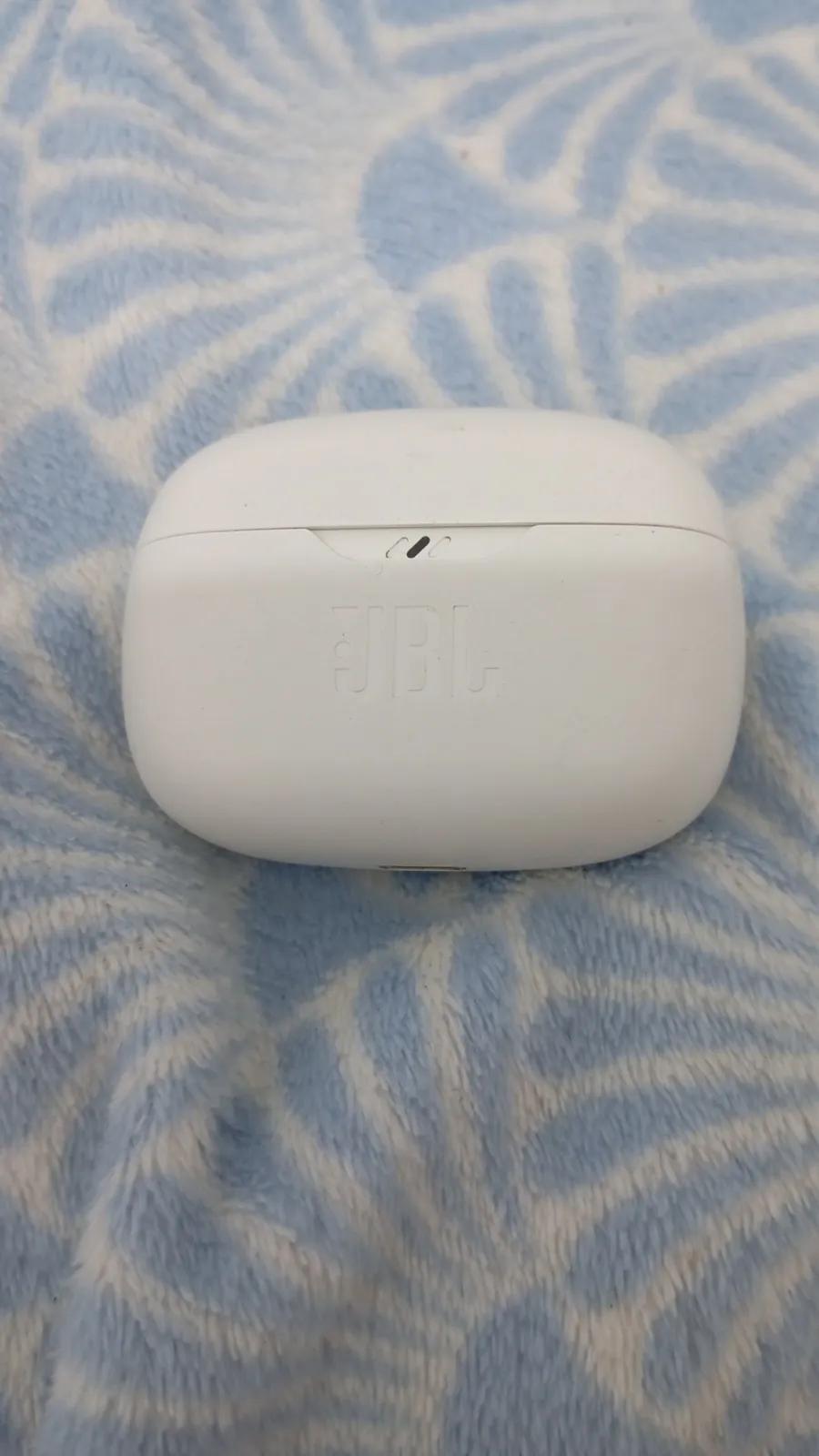 Беспроводные наушники JBL с дефектом