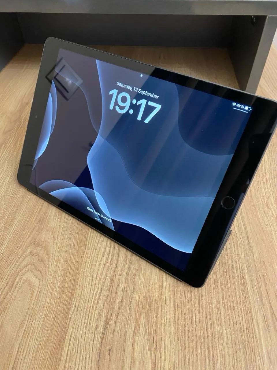 Комплект техники: iPad, Apple Watch SE и фотоаппарат
