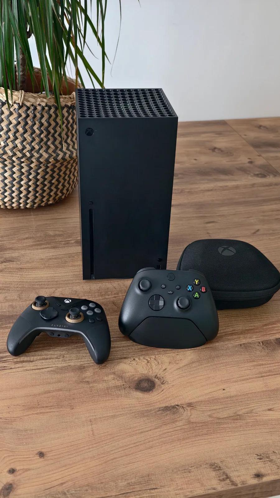 Xbox Series X с тремя геймпадами
