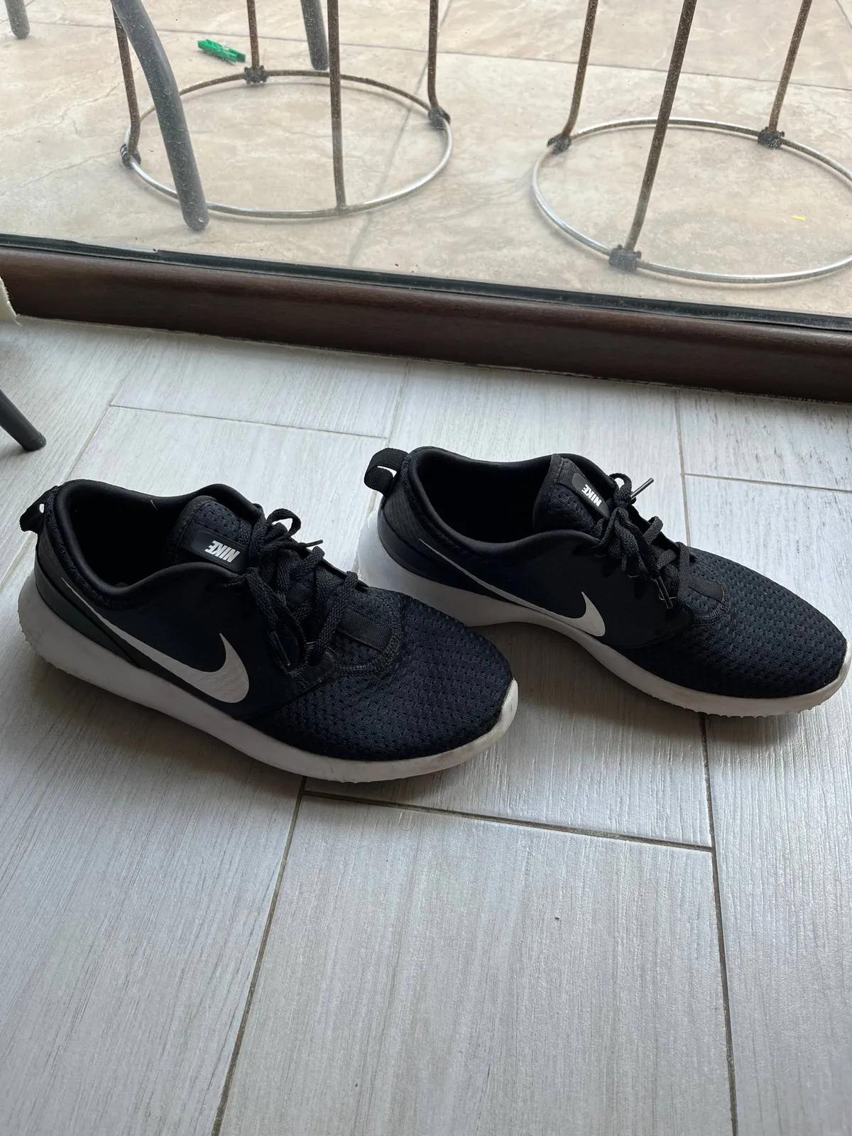 Кроссовки Nike и кепка Vans