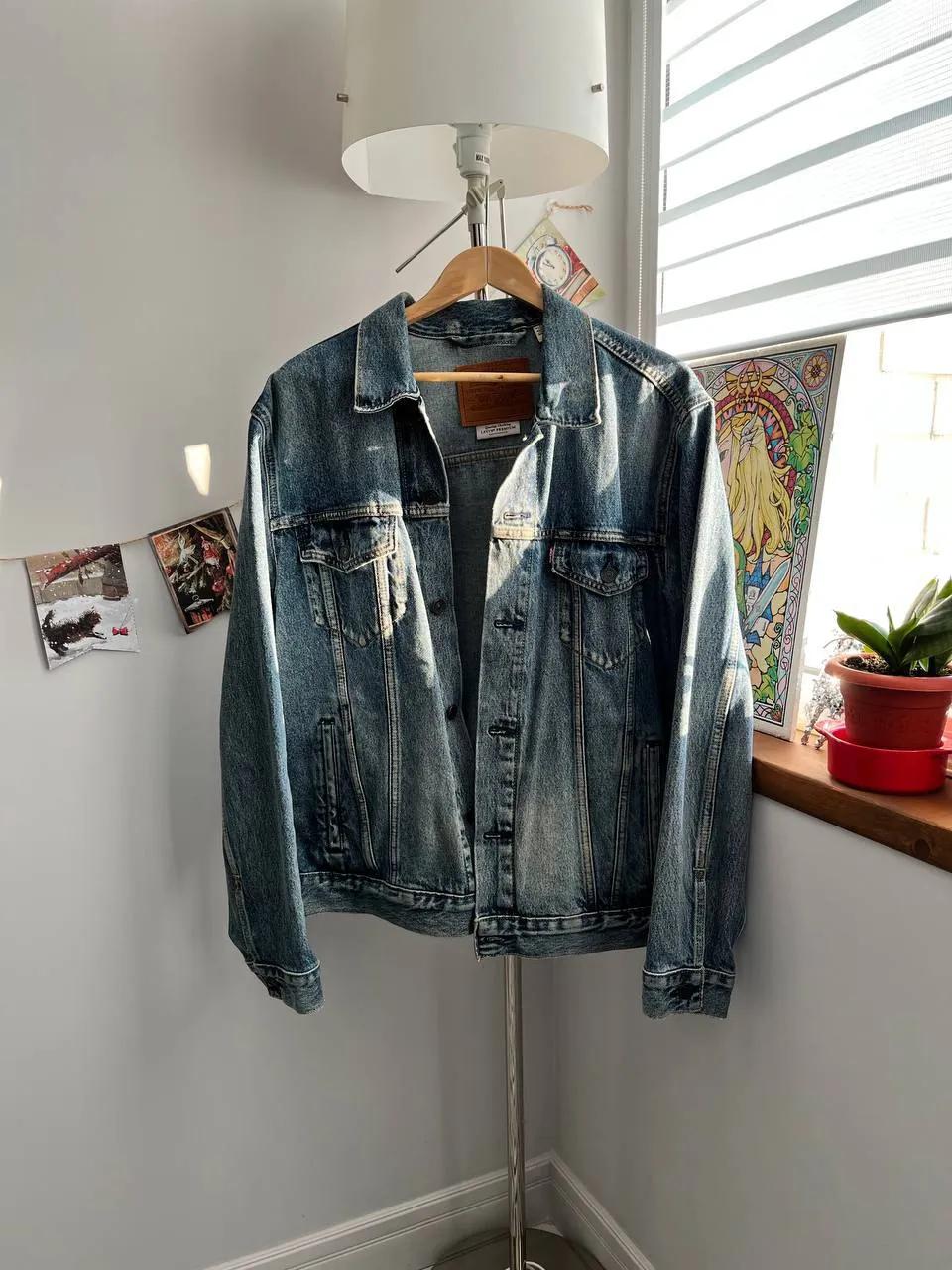 Мужская джинсовая куртка Levi's в Сабуртало