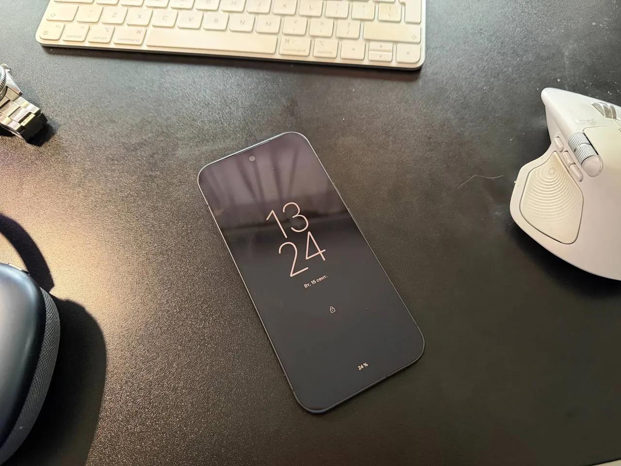 Техника: AirPods Max, Pixel, монитор, Apple Watch