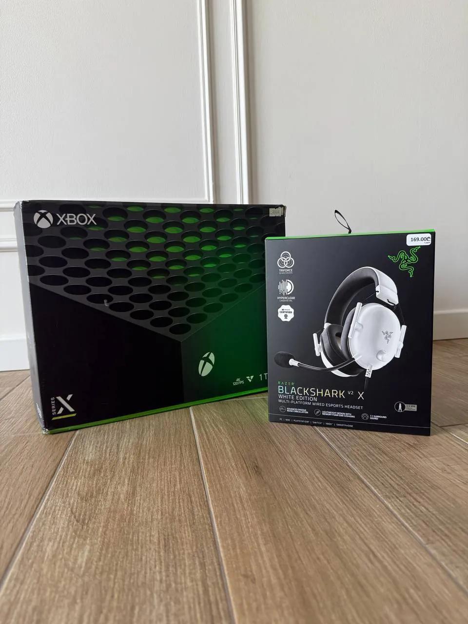 Xbox Series X с гарнитурой Razer BlackShark