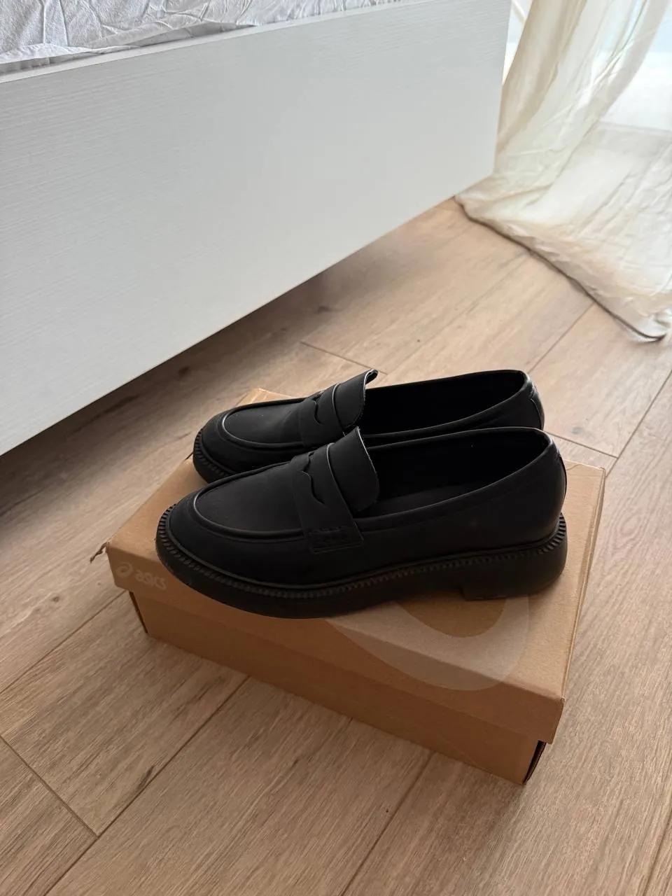 Лоферы Bata и кроссовки Nike