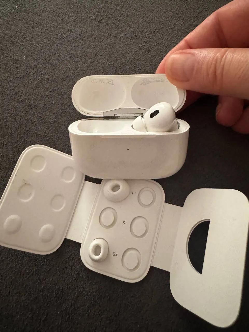 Правый наушник AirPods Pro 2 с кейсом