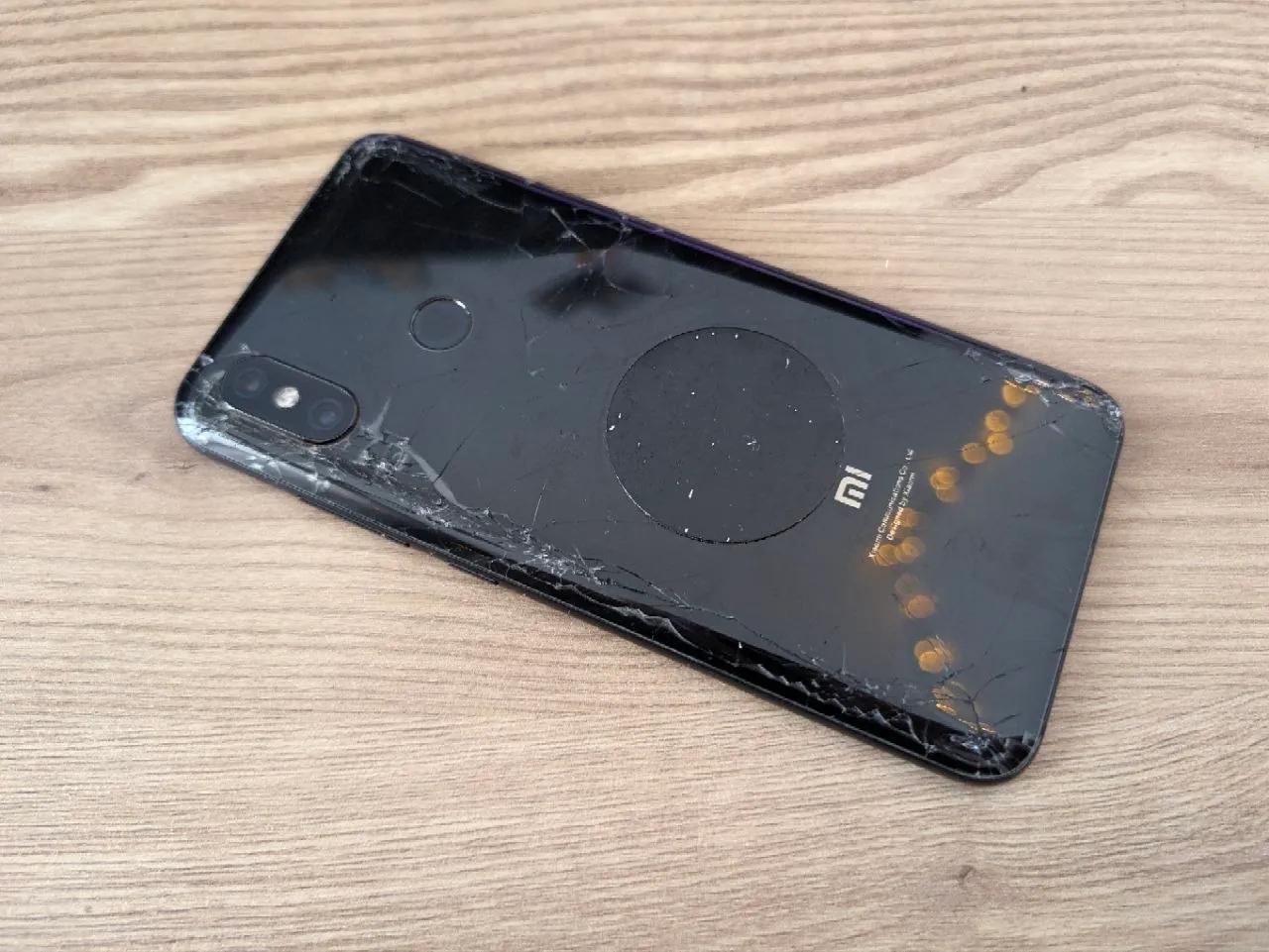 Смартфон Xiaomi Mi 8, треснута задняя панель