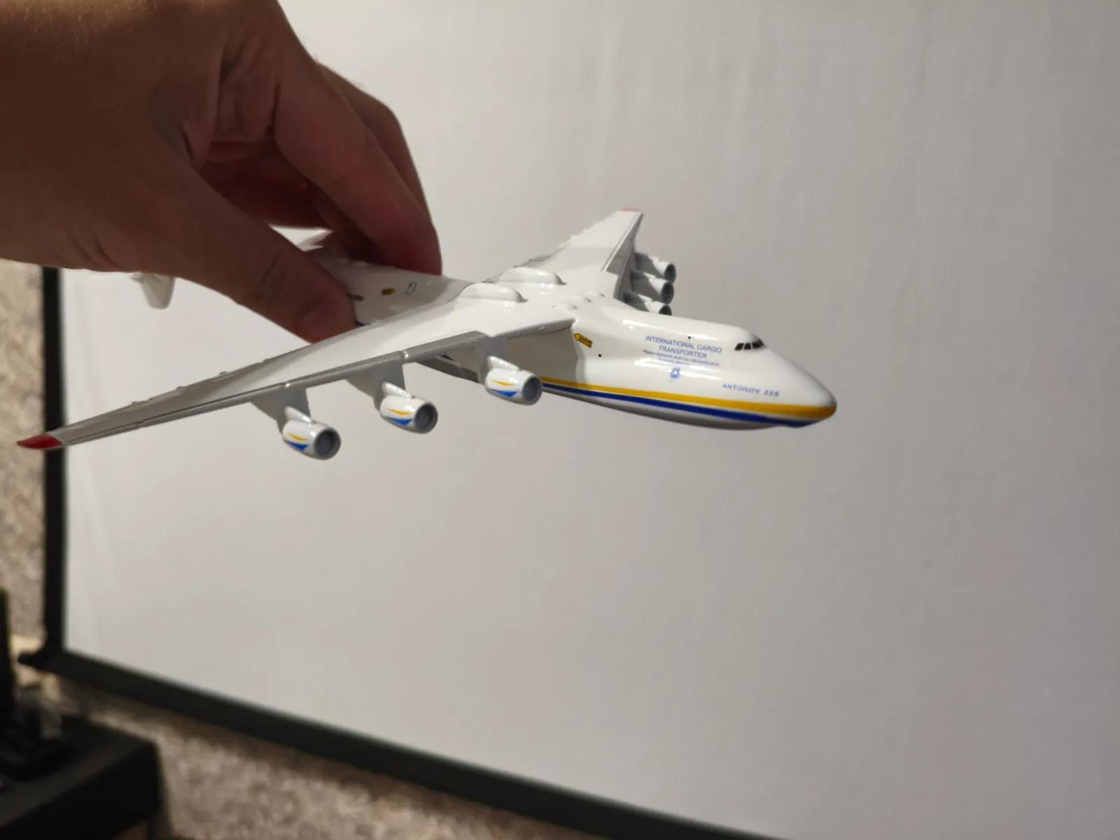 Металлические модели самолётов с подставкой