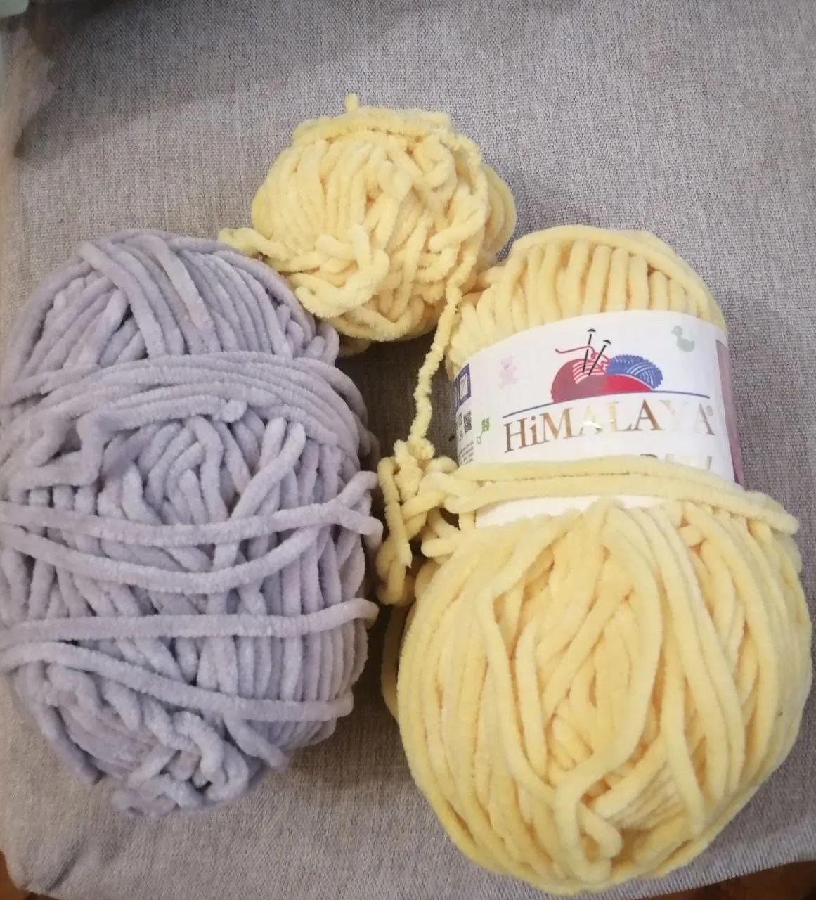 Нитки для вязания и вязаная игрушка Дракоша
