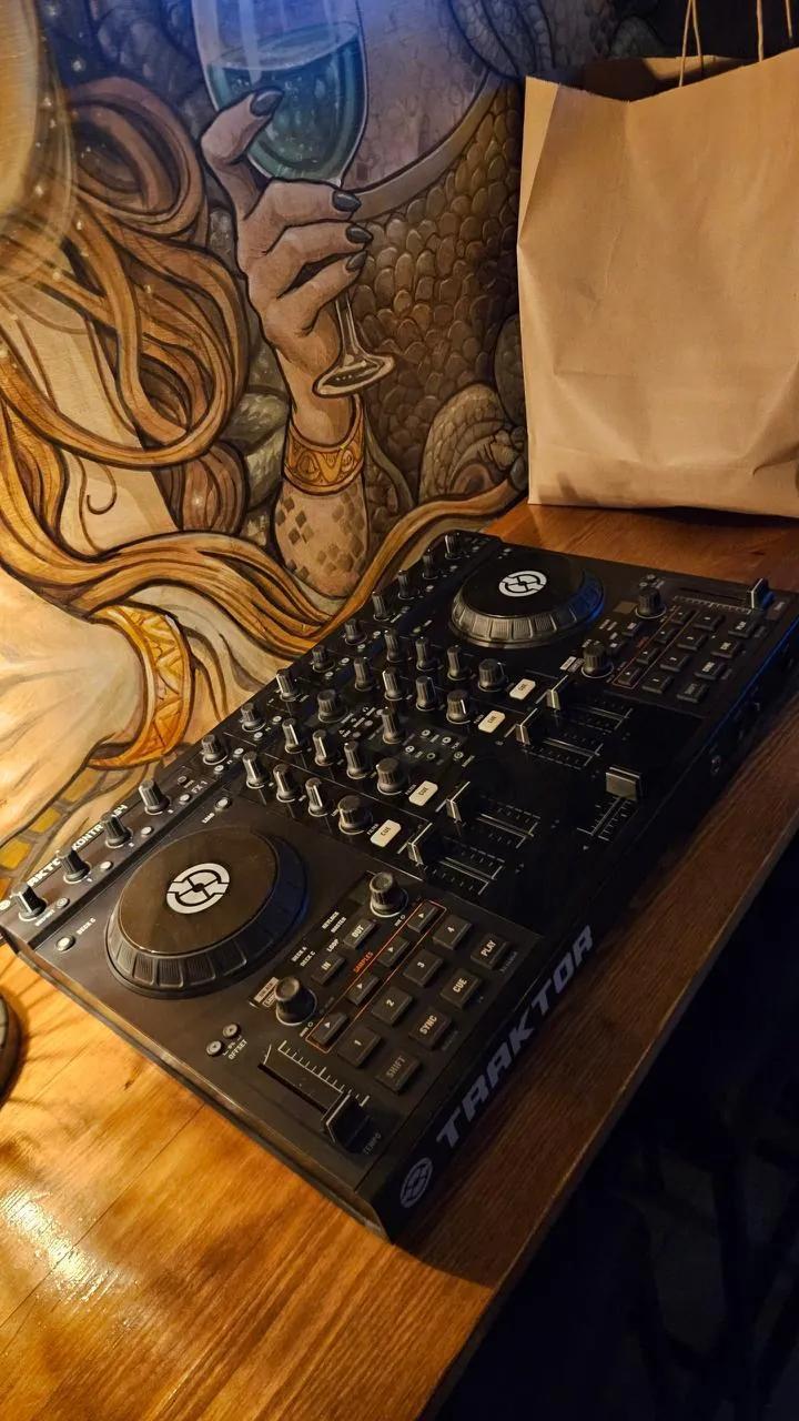 DJ-контроллер Traktor Kontrol S4 MK1