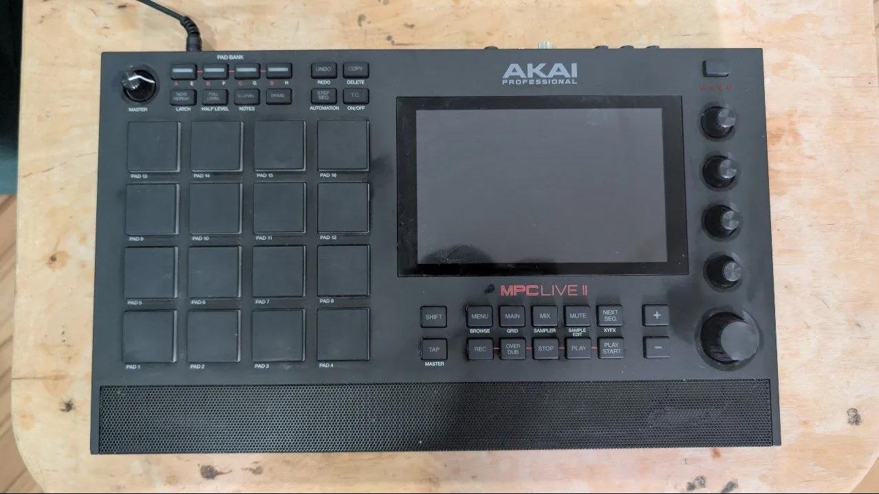 Семплер Akai MPC Live 2 с сумкой