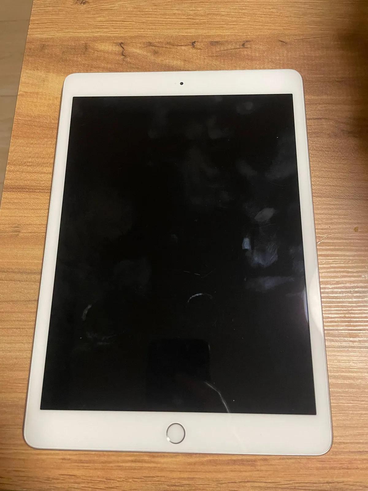IPad 8-го поколения 32 ГБ с чехлом-подставкой