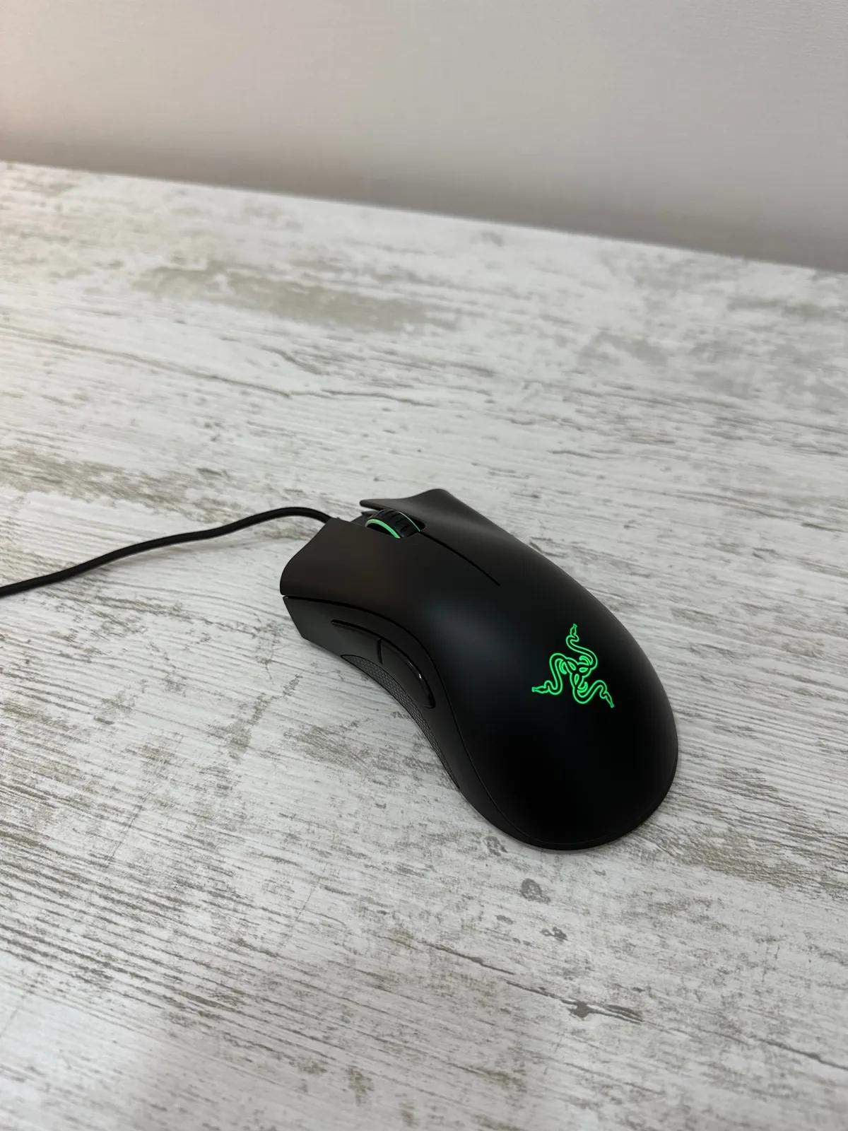 Компьютерная мышь Razer и портативная колонка Xiaomi