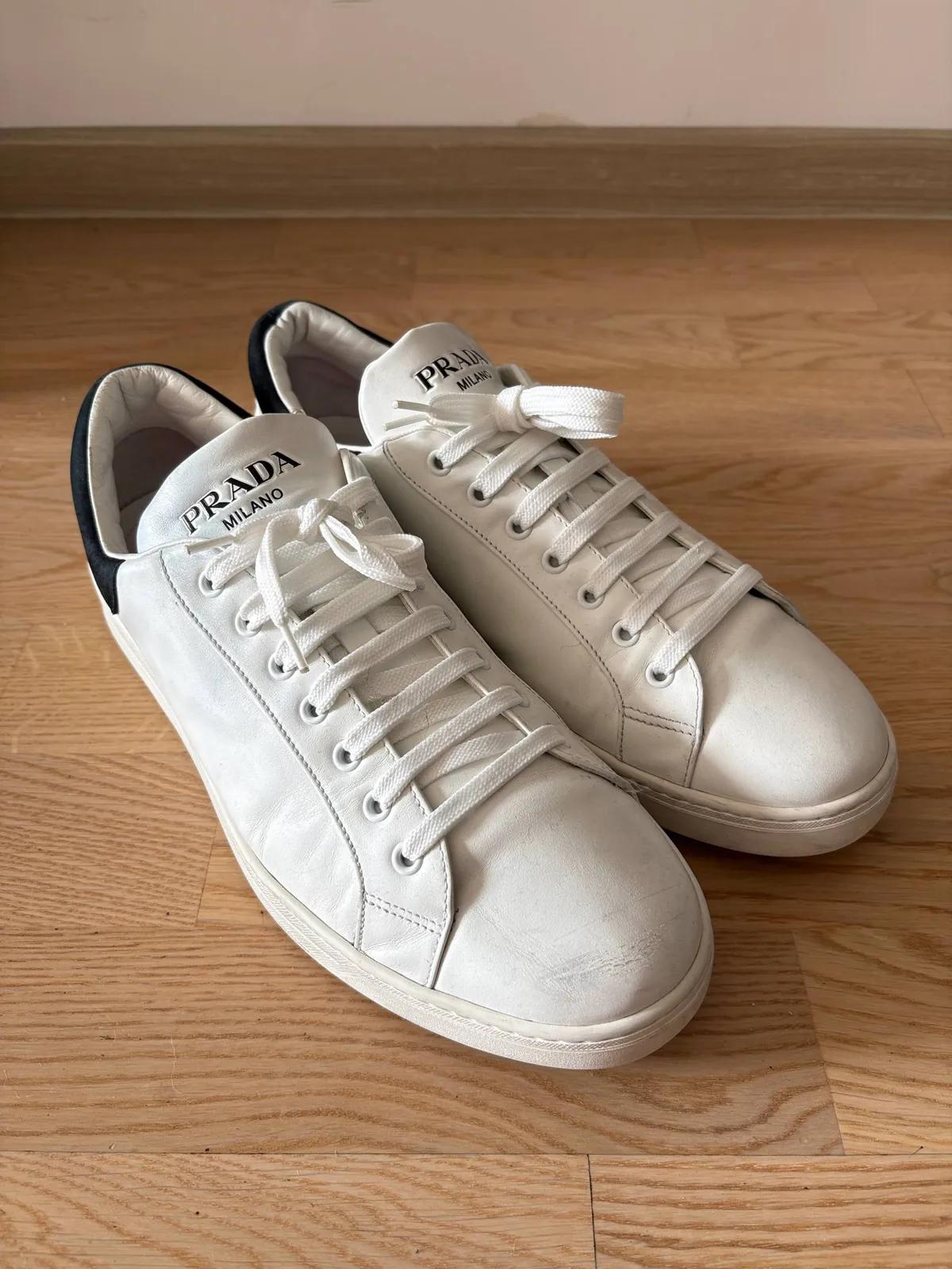 Кроссовки Prada белые кожаные