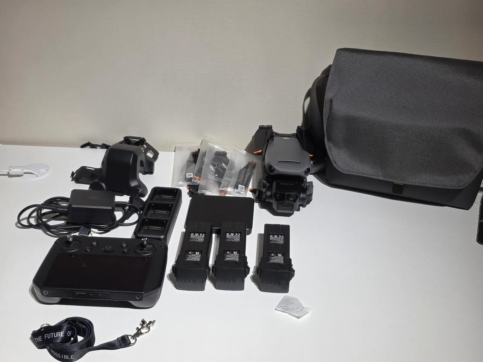 Дрон DJI Mavic 3 Pro Fly More Combo