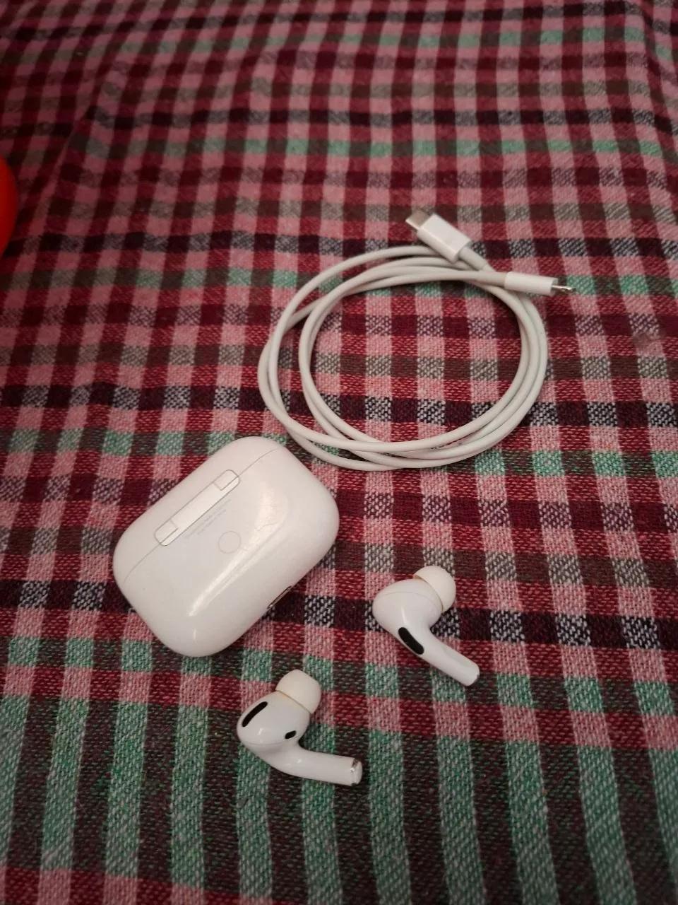 AirPods Pro 1 с нерабочим правым наушником