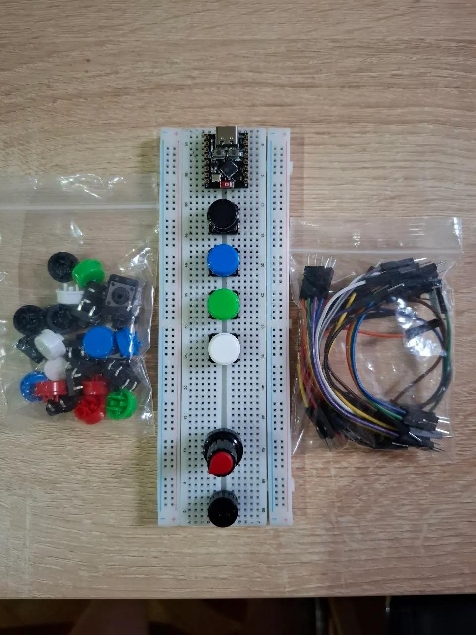 Плата ESP32-C3 с макетной платой и компонентами