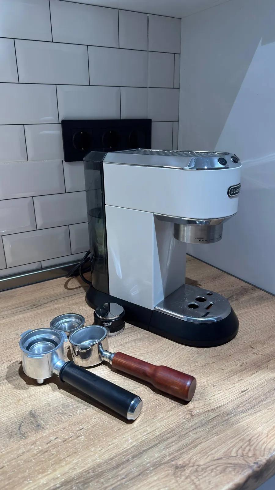 Рожковая кофемашина DeLonghi Dedica EC685