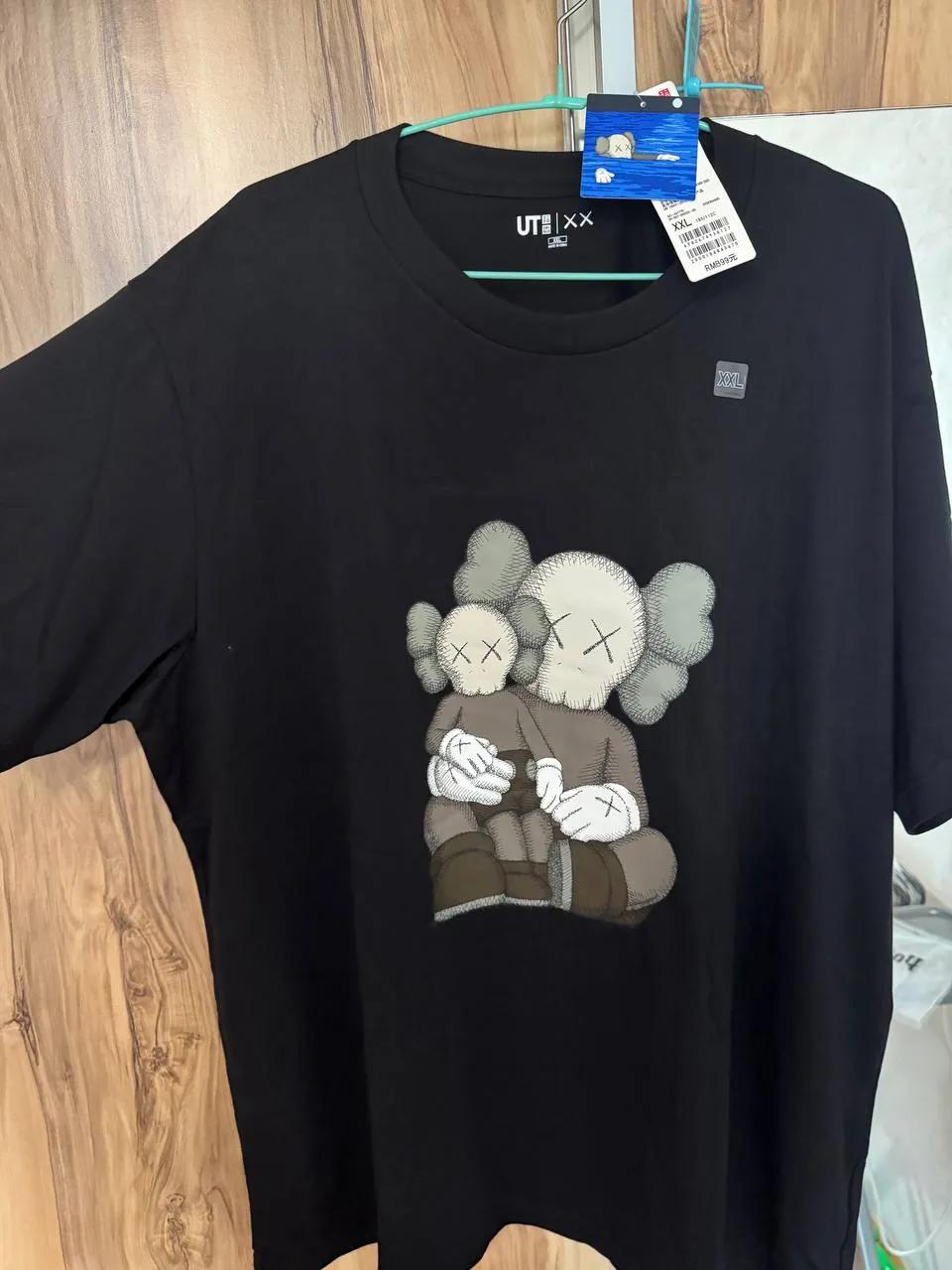 Футболка Uniqlo и Kaws коллаборация