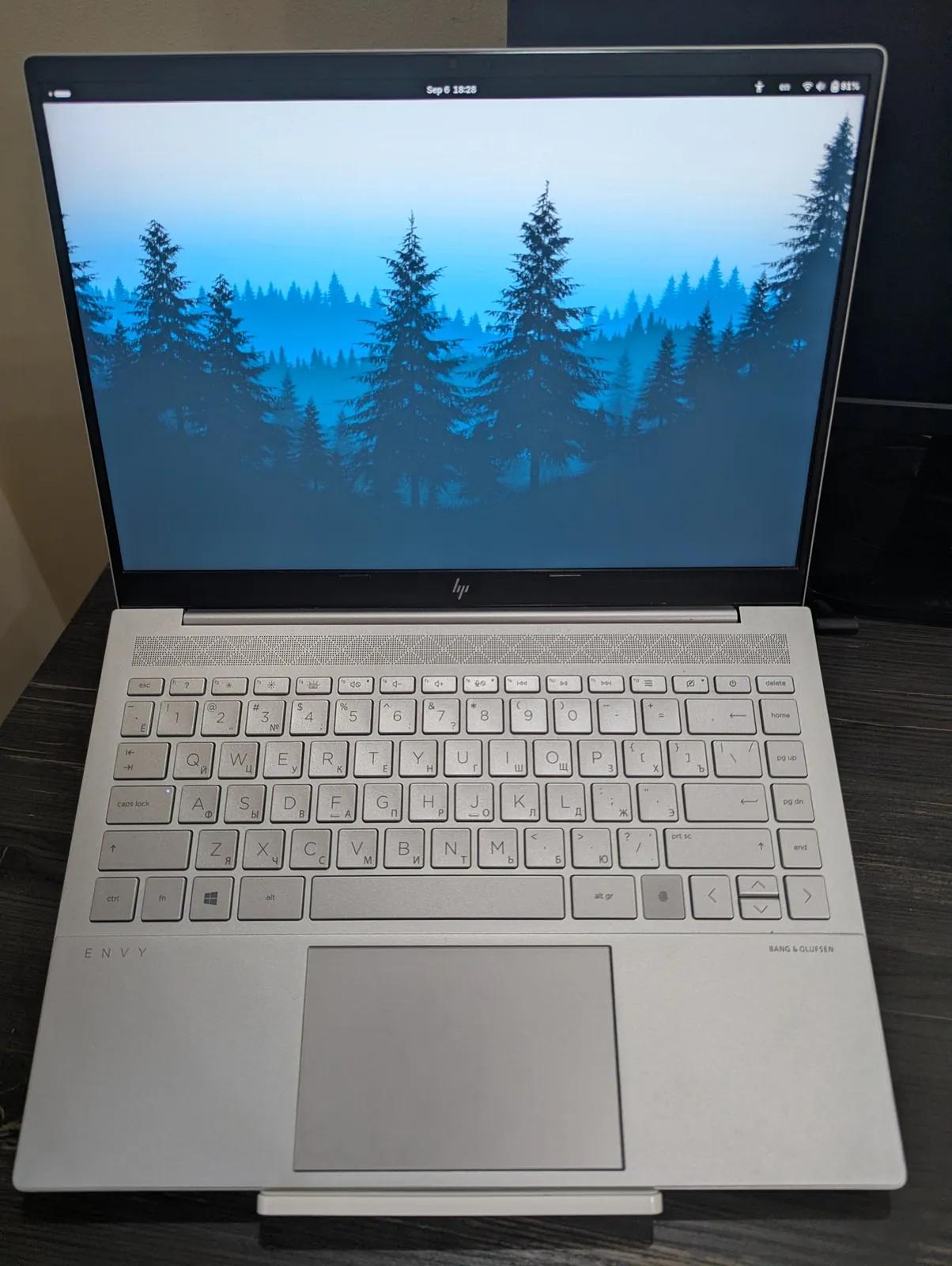 Ноутбук HP Envy, монитор Acer и гитара Yamaha