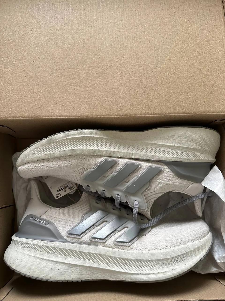 Кроссовки Adidas Ultraboost 5 в состоянии новых
