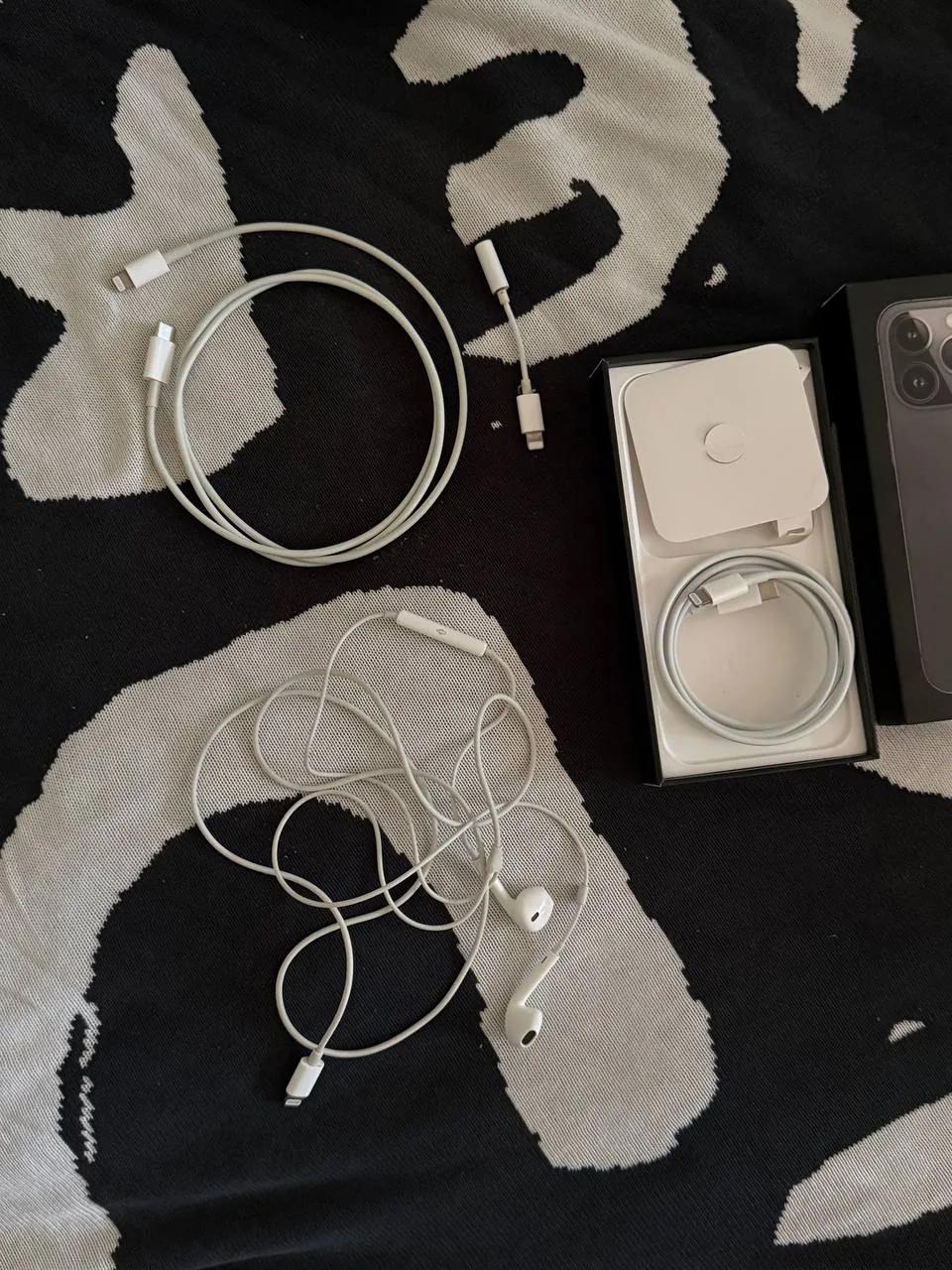 Аксессуары Apple для iPhone 13 Pro