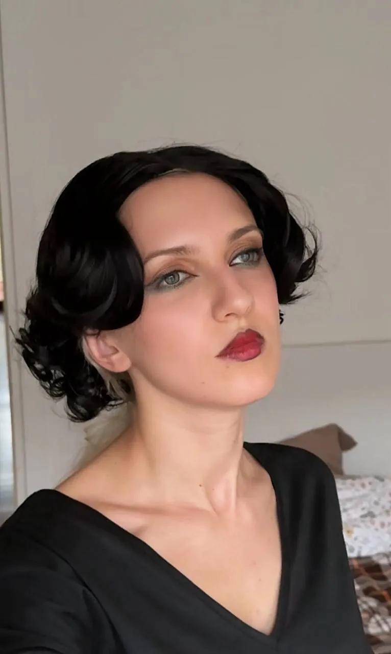 Чёрный парик с ретро укладкой
