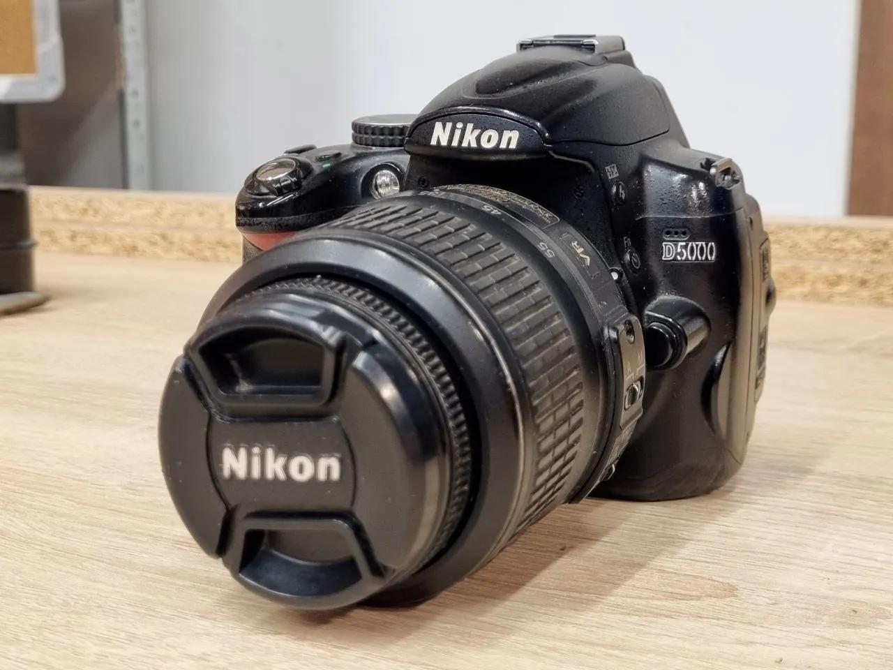 Зеркальный фотоаппарат Nikon D5000 с объективом