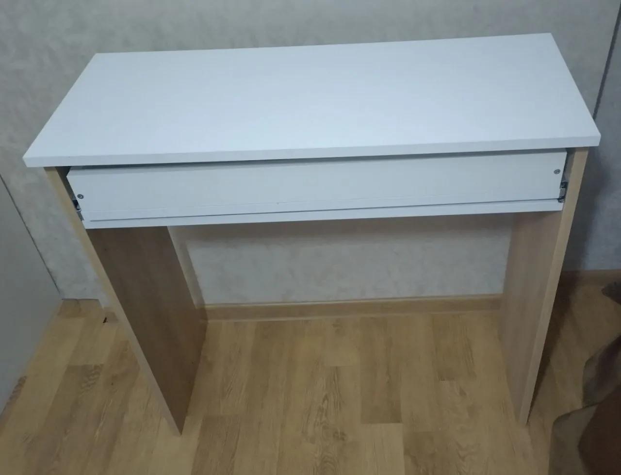 Стол размером 82х82х33 см для дома