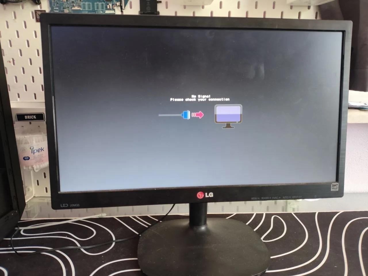 Монитор LG 20M35A-B в рабочем состоянии
