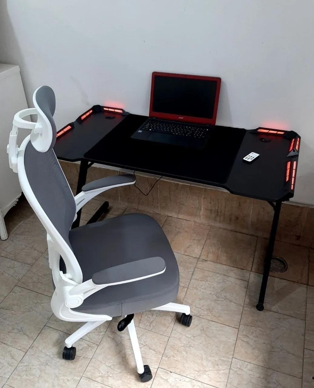 Игровой стол и компьютерное кресло