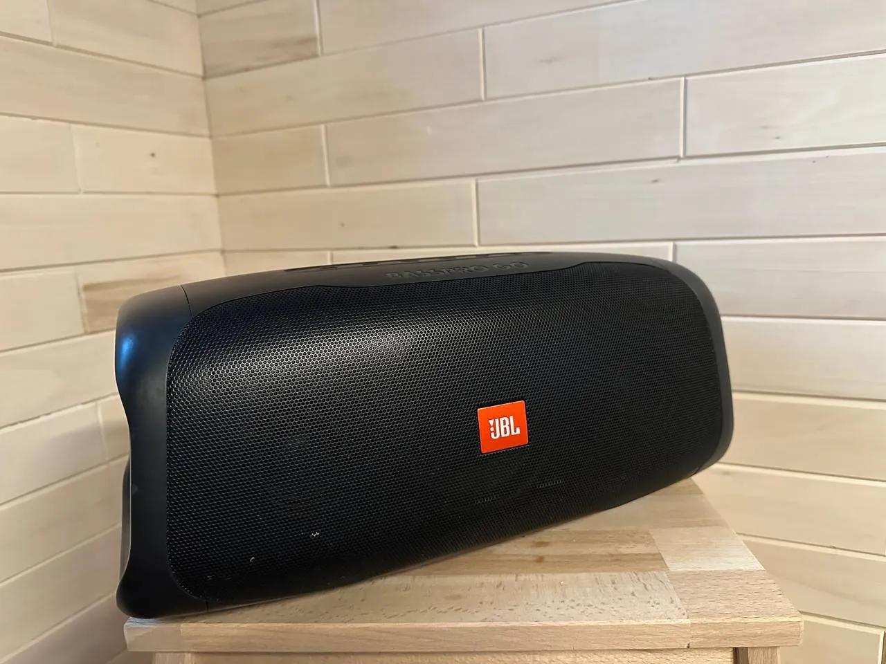 Портативный сабвуфер JBL BassPro Go