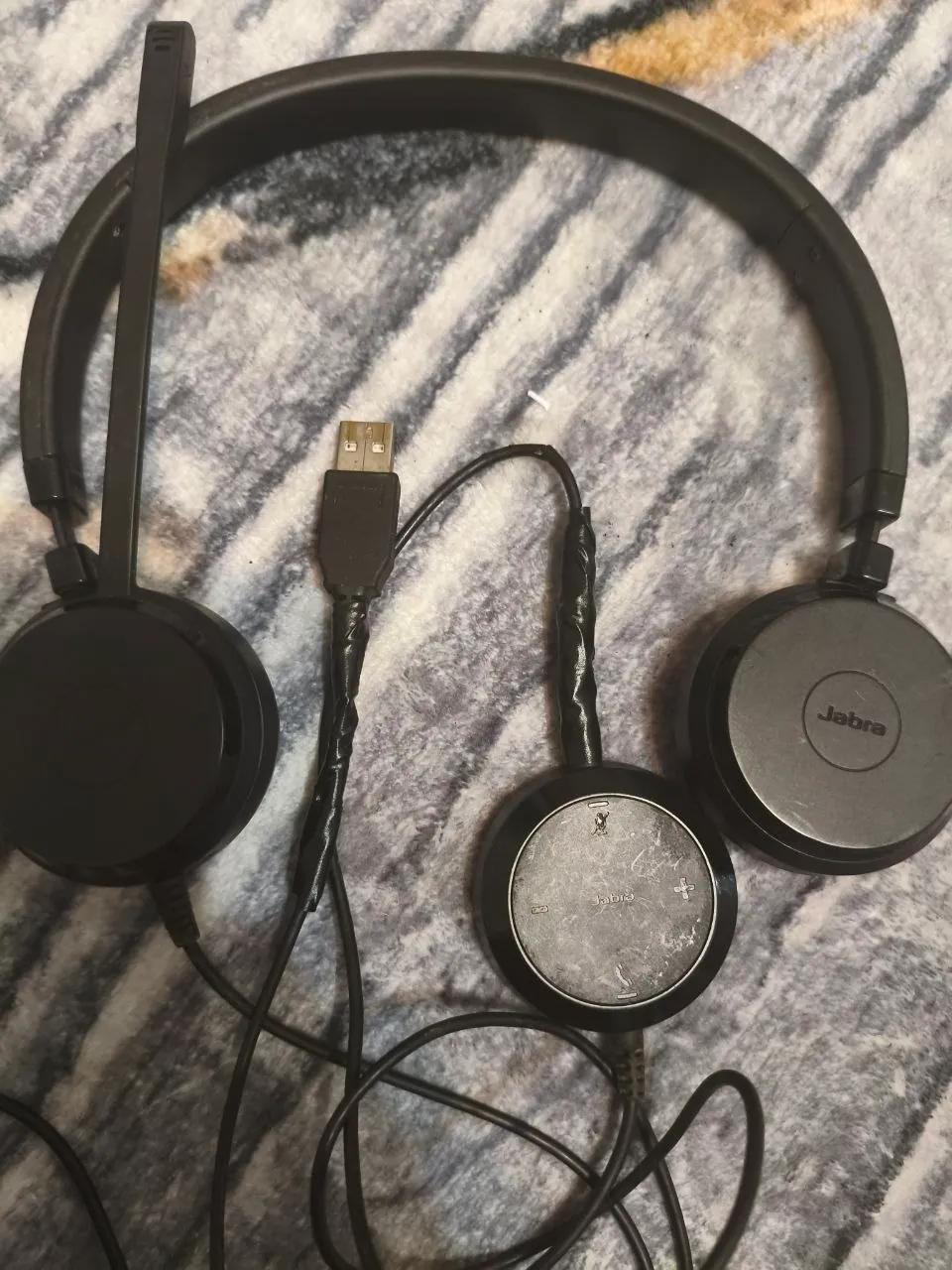 Наушники Jabra в рабочем состоянии