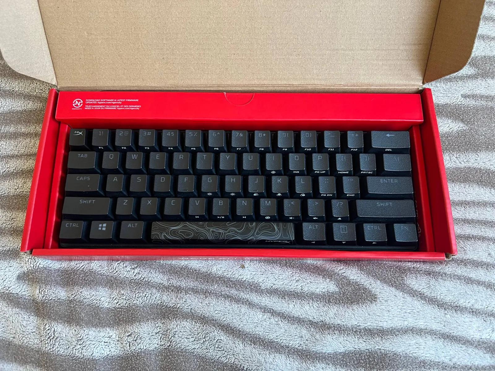 Механическая клавиатура HyperX Alloy Origins 60% с красными свитчами