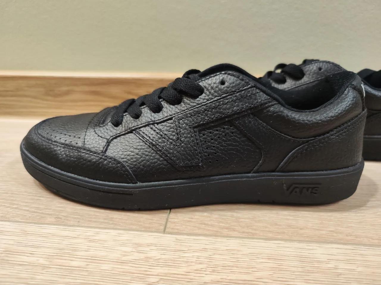 Кроссовки Vans новые размера 42.5